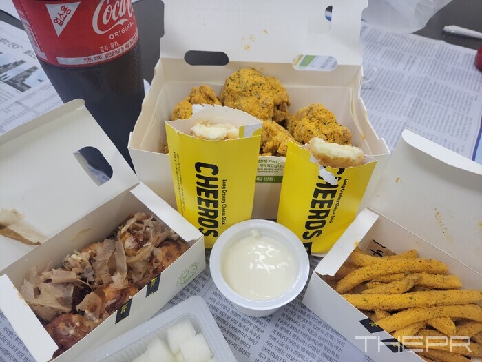 기자는 교촌과 bhc 자사앱을 통해 배달주문을 시켜보았다. 사진은 '뿌링클 10주년 기념' 이벤트를 진행 중인 bhc에서 주문한 뿌링클 치킨과 사이드 메뉴. 사진=김병주 기자.