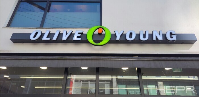 10월 25일 오후, 성수역 4번출구에서 가장 가까운 올리브영 성동성수점 간판. 성동성수점은 사거리를 가운데 놓고 팩토리얼 성수와 마주보다시피 한 위치에 있다. 사진=김병주 기자.