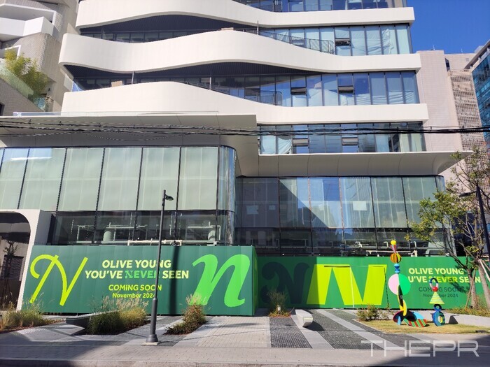 10월 25일 오후, 성수동 소재 팩토리얼 성수가 오픈을 남겨둔 가운데 올리브영의 호딩아트가 설치되어있다. 사진=김병주 기자.