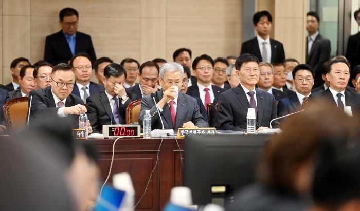 김동철 한국전력공사 사장이 10월 14일 오전 전남 나주시 한국전력공사 본사에서 열린 산업통산자원중소벤처기업위원회 국정감사에서 의원 질문을 들으며 물을 마시고 있다. 뉴시스