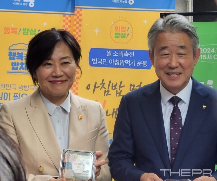 지난 25일 오후 농협중앙회의 성수동 안테나샵 '힙촌일기' 개장식에 참석한 송미령 농림축산식품부 장관(왼쪽)과 강호동 농협중앙회 회장. 송 장관의 손에 '행복米밥차'에서 나눠준 떡과 무스비가 들려있다. 사진=김병주 기자.