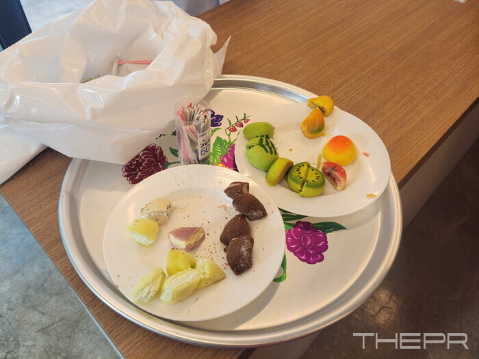 시식을 위해 잘라놓은 익산농협 떡방앗간 생크림찹쌀떡(아래)과 앙금빵. 사진=김병주 기자.