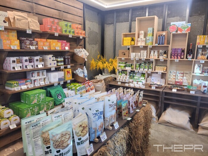 힙촌일기 2층 팜스토어에 농협 아이디어 상품들이 진열되어있다. 사진=김병주 기자.