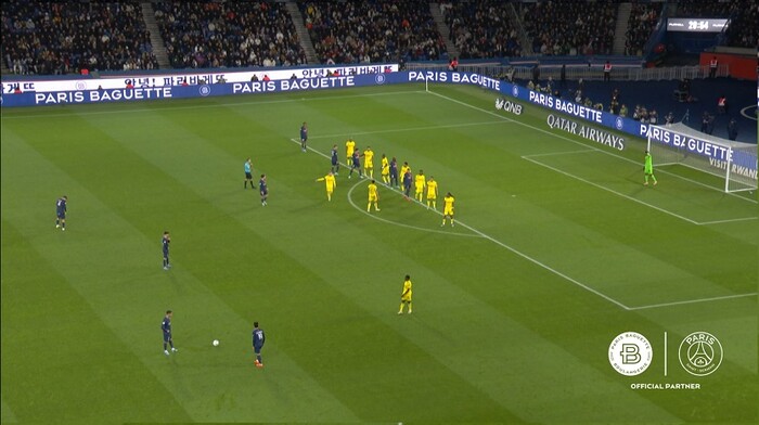 파리 생제르맹과 FC낭트 경기 중 파리바게뜨 브랜드명과 ‘안녕! 파리바게뜨’ 한글 문구가 LED 광고로 노출됐다. 사진=파리바게뜨