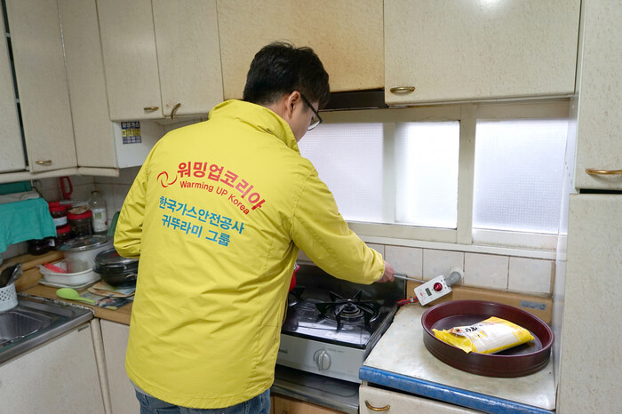지난해 11월 3일과 9일 귀뚜라미그룹은 한국가스안전공사와 '제17회 워밍업 코리아(Warming Up! Korea) 연합 봉사활동'을 진행했다. 사진=귀뚜라미 제공.