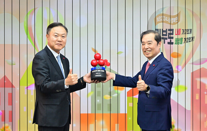 지난해 12월 1일 서울 중구 사회복지공동모금회관에서 열린 연말 이웃사랑 성금 전달식에서 최영무 삼성 사회공헌업무 총괄사장(왼쪽)이 김병준 사회복지공동모금회 회장에게 성금 기부 감사패를 받은 뒤 기념촬영을 하고 있다. 사진=삼성전자 제공.