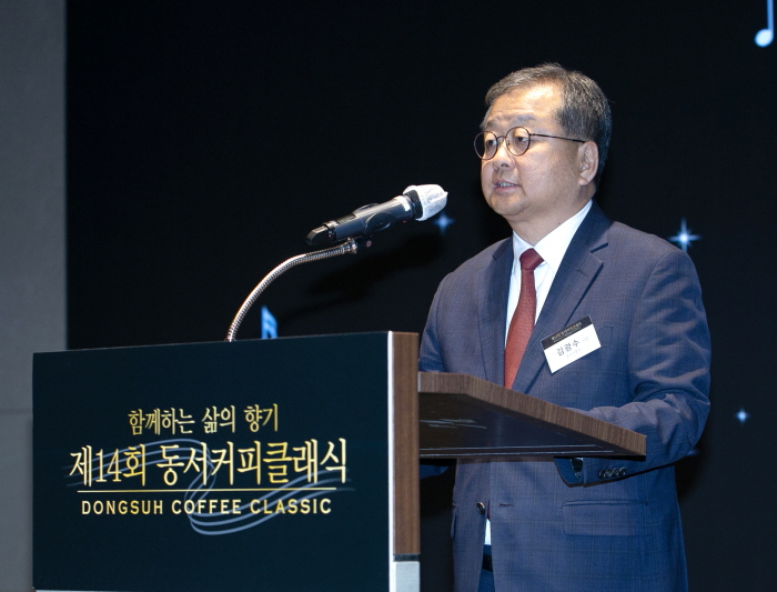 지난 30일 대전예술의전당 아트홀에서 열린 ‘제14회 동서커피클래식’ 공연에 앞서 김광수 동서식품 사장이 인사말을 하고 있다. 사진=동서식품 제공.