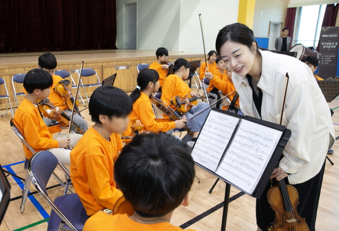 10월 31일 대전 대덕구 대전동도초등학교에서 열린 ‘제17회 맥심 사랑의 향기’ 행사에서 김다미 바이올리니스트가 학생들에게 악기 연주법을 지도하고 있다. 사진=동서식품 제공.