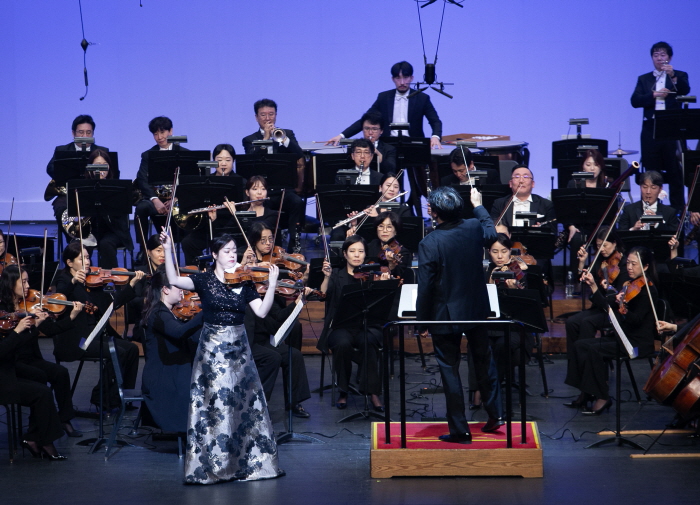 '제14회 동서커피클래식'에서 대전 출신의 세계적인 바이올리니스트 김다미가 공주시충남교향악단(지휘 정나라)과 협연을 펼치고 있다. 사진=동서식품 제공.