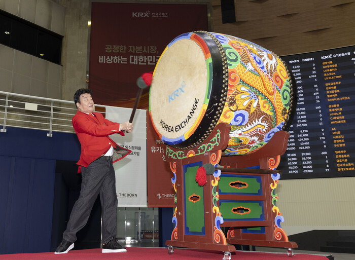 백종원 더본코리아 대표가 6일 서울 여의도 한국거래소 홍보관에서 더본 코리아 상장식에서 기념북을 치고 있다. 사진=뉴시스