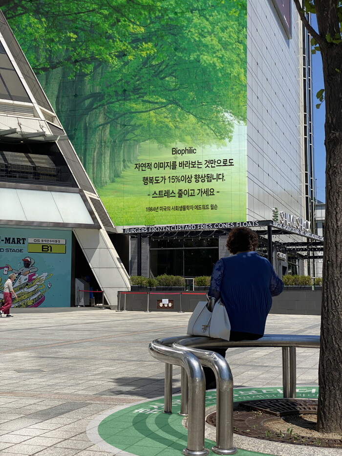 '휴식은 쇼핑보다 더 좋습니다' '스트레스 줄이고 가세요' 등 문구를 통해 공공편의를 지향하는 현대면세점의 공헌적 메시지를 전달한다.