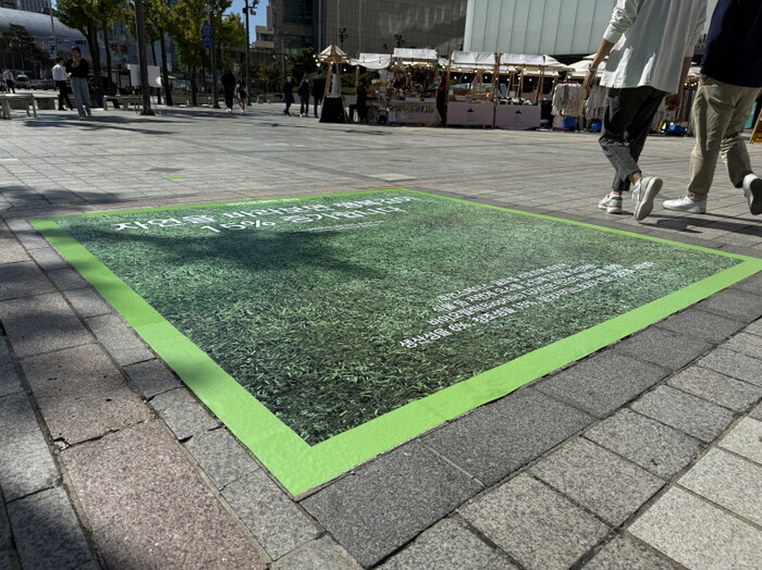 현대면세점을 방문하거나 이 주변 공간을 다니시는 사람들에게 안전과 배려의 디자인을 제공하고 있다. 
