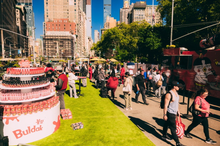 소스 익스체인지가 펼쳐지고 있는 플랫아이언 플라자