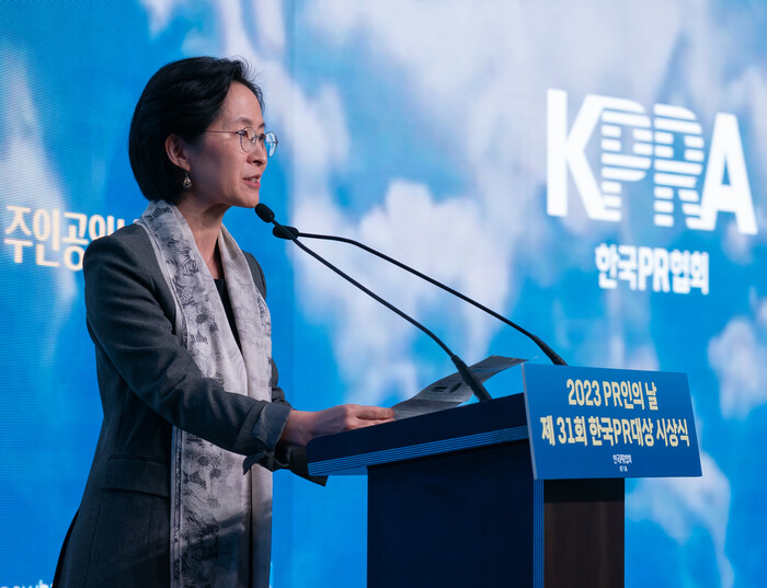 지난해 11월 22일 한국PR협회가 개최한 '제31회 한국PR대상 시상식'에서 이유나 한국PR협회장(당시 운영위원회 위원장 겸 심사위원장)이 발언하고 있다. 사진=한국PR협회 제공.