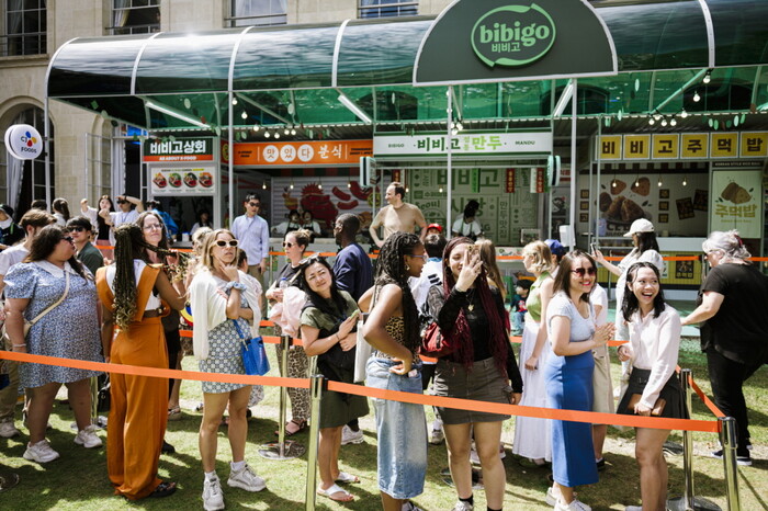 프랑스 파리 코리아하우스 야외 정원의 비비고 시장에서 음식을 사기 위해 기다리는 관람객들. 사진=CJ그룹 제공.