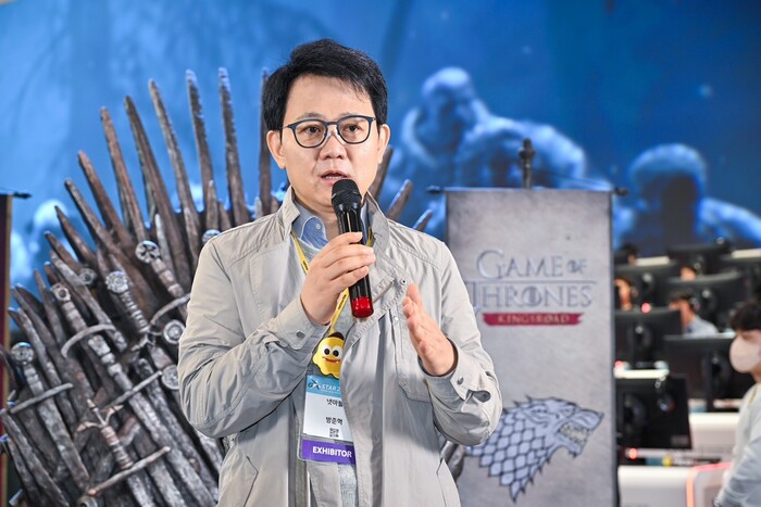 방준혁 넷마블·코웨이 의장이 14일 오후 부산 벡스코에서 열린 지스타 2024에서 기자들과 만나 질의응답을 하고 있다. 사진=넷마블