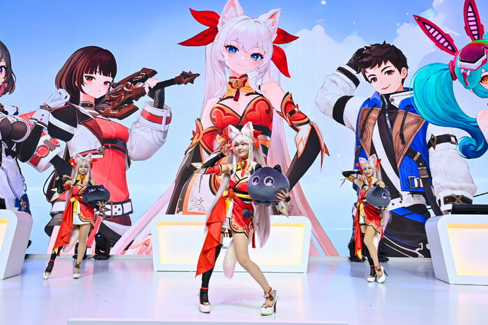 15일 지스타 2024 넷마블관에서 넷마블의 신작 '몬길: STAR DIVE'에 대한 코스프레쇼를 진행하고 있다. 사진=넷마블