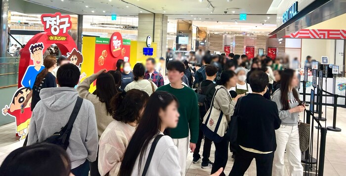신세계백화점 센텀시티 지하 1층 이벤트홀에서 15일 열린 '짱구는 여행중' 팝업스토어 앞에 고객들이 몰려있다. 사진=신세계백화점 제공.