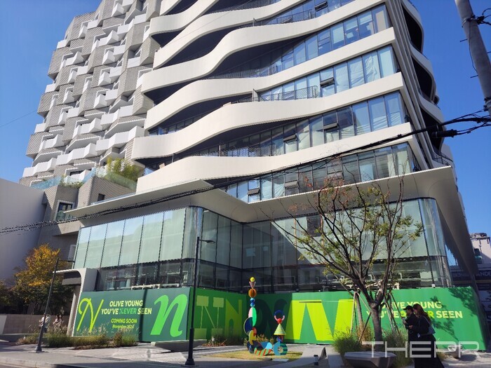 오는 11월 22일 오픈할 예정인 '올리브영N 성수'가 소재한 팩토리얼 성수 건물. 사진=김병주 기자.