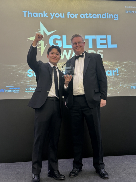 영국 런던에서 개최된 글로텔 어워드에서 SKT 6G 개발팀 이경필 매니저가 수상하고 있는 모습.