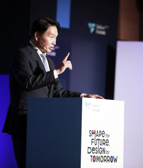 최태원 SK그룹 회장이 22일 일본 도쿄대에서 열린 '도쿄포럼 2024'에서 개회사를 하고 있다.