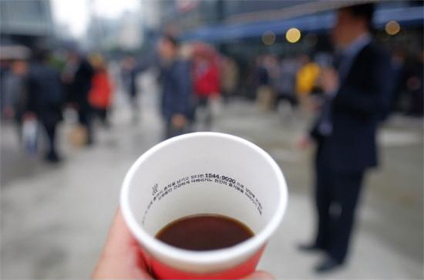 금연 독려 메시지 인쇄 종이컵. 2016년 당시 국립암센터를 비롯해 현대자동차 공장 등 다양한 민관 조직들이 이 아이디어를 채택하여 캠페인을 전개했다. ©공공소통연구소