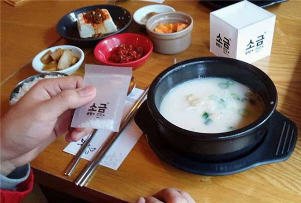 서울 연남동 소재 봉쥬르 밥상에 실제로 적용된 약 봉투 소금 반 스푼 캠페인 ©공공소통연구소