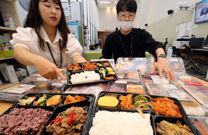 지난해 6월 28일 한국소비자원 관계자들이 세종시 정부세종청사에서 소비자 선호도가 높은 편의점 도시락 10개 제품의 품질, 안전성 등을 비교 시험한 결과를 설명하고 있다. 시험대상 모두 단백질의 양이 한 끼 식사로 충분했지만 나트륨은 1일 영양성분 기준 55~86%로 한끼로는 많은 편으로 나타났다. 사진=뉴시스.