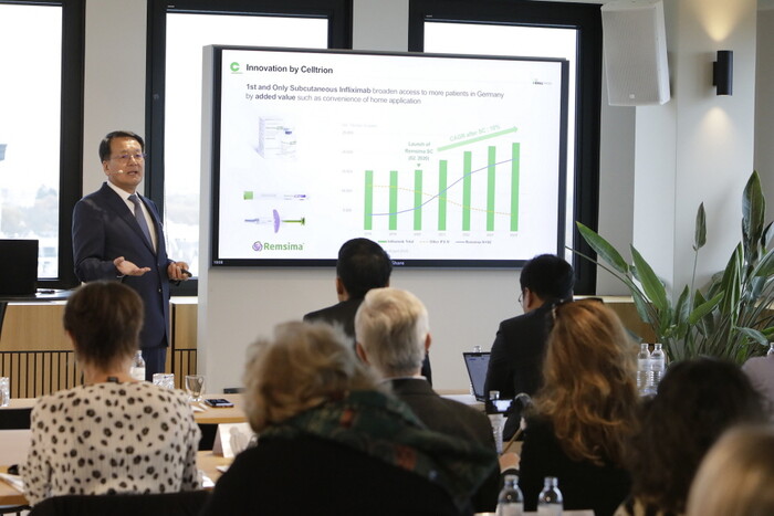 미디어간담회에 참석한 김형기 셀트리온 글로벌판매사업부 대표이사 겸 부회장 독일 현지 언론인들에게 셀트리온의 경쟁력에 대해 소개하고 있다. 사진=셀트리온 제공