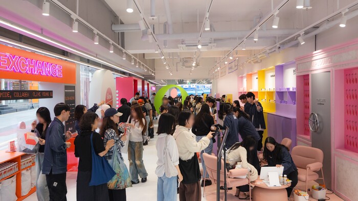 뷰티 업계에서 새로운 화두로 '슬로우 에이징'(저속 노화)이 떠오르고 있다. 지난 달 1~15일 '피부의 시간을 저축하는 올영은행'이라는 슬로건 아래 서울 홍대에서 진행한 '올영은행' 팝업은 보름 동안 2만2000명이 몰리며 세간의 관심을 드러냈다. 사진=CJ올리브영 제공.