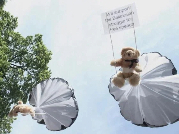 2012년 당시 벨라루스에 투하된 테디베어 인형 ©reddit