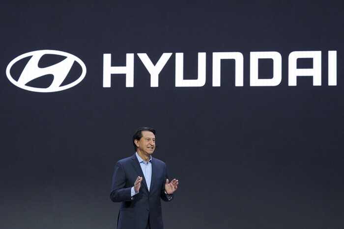 현대차 글로벌 최고운영책임자(COO) 겸 북미권역본부장 호세 무뇨스 사장이 지난 21일(현지시각) 미 캘리포니아주 로스앤젤레스(LA)의 LA 컨벤션센터에서 열린 2024 LA 오토쇼에서 대형 전기 SUV '아이오닉 9'를 소개하고 있다. 사진=AP/뉴시스.