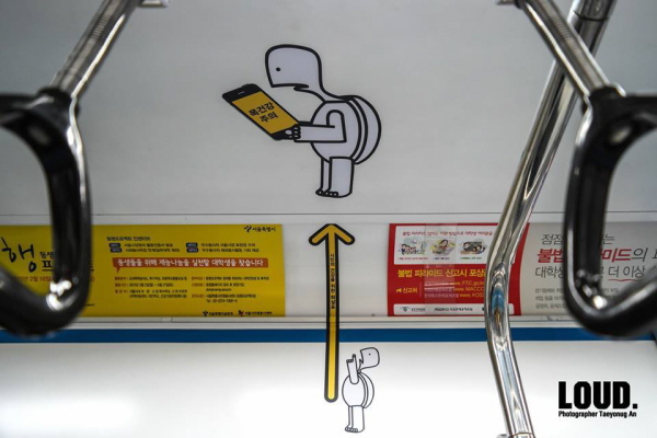 서울 지하철 전동차 내에 시민의 반응을 실험해 보기 위해 부착했던 [시민의 건강을 위한 화살표]와 거북이 캐릭터 ©공공소통연구소