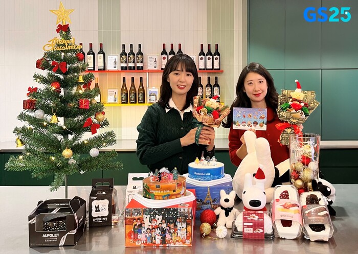 GS25가 본격적인 연말 시즌을 맞아 먹거리부터 인테리어 소품까지 ‘홈파티 필수템’을 한자리에 모아 선보였다. 사진=GS리테일 제공.