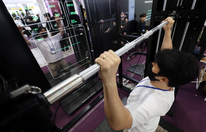 10월 22일 오전 서울 강남구 코엑스에서 열린 '2024 한국전자전(KES 2024)'에서 참가업체 관계자가 디지털 헬스케어 로봇을 시연하고 있다. 뉴시스