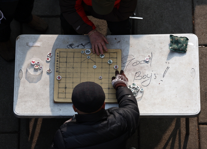 2023년에는 우리나라 주민등록 인구통계 집계 이래 처음으로 70대 이상 인구가 20대 인구 수를 앞선 것으로 나타났다. 지난 겨울 서울 종로구 탑골공원 인근에서 어르신들이 장기를 두며 시간을 보내고 있다. 뉴시스