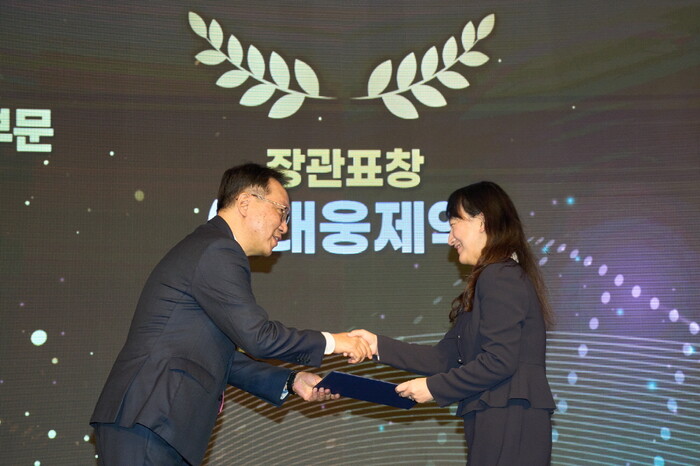 박은경 대웅제약 C&D전략팀장이 우수 혁신형 제약기업 보건복지부 장관 표창을 수여 받고 있다. 사진=대웅제약 제공.