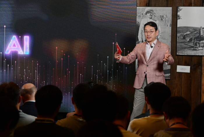 조주완 LG전자 사장이 5월 11일 미국 캘리포니아주 쿠퍼티노에서 열린 해외 인재채용 프로그램 'LG전자 북미 테크 콘퍼런스'를 주관하며 참석자들에게 회사 AI 전략과 사업 비전을 발표하고 있다.