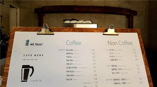 위트러스트 북수원점이 메뉴판에 텀블러 사용시 500원 할인 혜택을 표기한 메뉴판을 사용하고 있는 모습 ⓒ WE TRUST COFFEE 북수원점