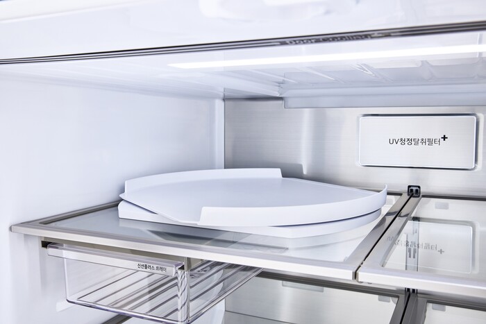 LG 컴포트 키트 신제품 '냉장고 회전 선반'이 설치된 모습. 냉장고 깊숙한 곳에 있는 물건도 손쉽게 꺼낼 수 있도록 돕는다. 사진=LG전자 제공.