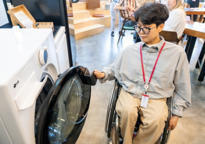 LG전자는 보조 액세서리 ‘LG 컴포트 키트’를 소개하고, 장애인 고객이 직접 사용해보며 의견을 공유하는 자리를 마련했다.