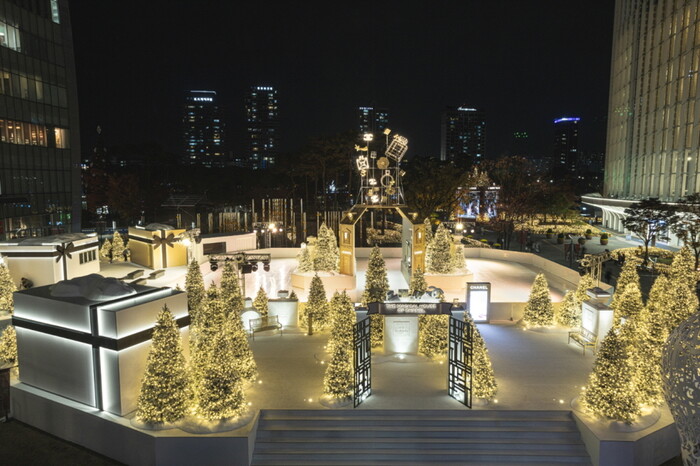 롯데백화점이 다음달 12일까지 잠실 롯데월드타워 아레나 광장에서 운영하는 '샤넬 윈터 테일 홀리데이 아이스링크' 모습. 사진=롯데백화점 제공.