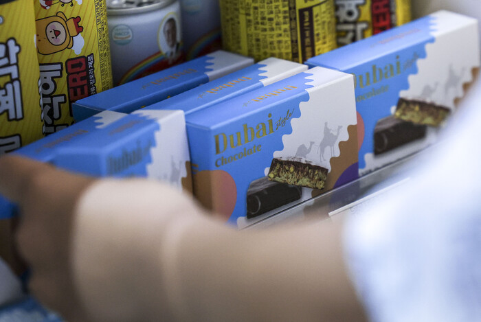 지난 7월 7일 서울 시내 한 편의점에 두바이 초콜릿 제품이 놓여있다. 이후 CU를 비롯해 GS25와 세븐일레븐, 이마트24 모두 두바이 스타일 초콜릿 상품을 출시했다. 사진=뉴시스.
