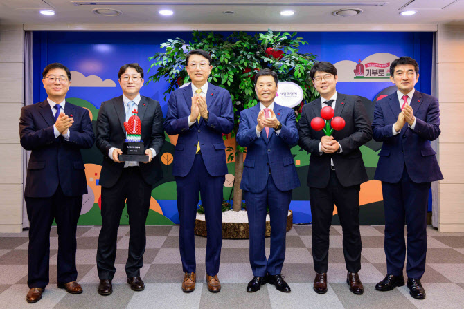 장석훈 삼성사회공헌업무총괄 사장(왼쪽 세번째)과 김병준 사회복지공동모금회장(왼쪽 네번째) 등 삼성 및 사회복지공동모금회 관계자들이 지난 2일 서울 중구 사회복지공동모금회 회관에서 열린 연말 이웃사랑 성금 전달식에서 기념촬영을 하고 있다. 사진=삼성