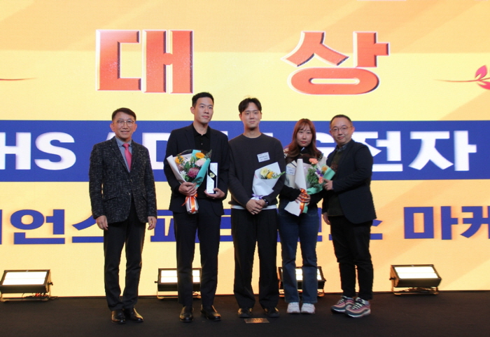 12일, 서울 세빛섬에서 열린 ‘2024 대한민국 디지털 광고 대상’에서 LG전자 검색 퍼포먼스 담당자들이 대상 수상 후 시상자와 함께 기념사진을 촬영하고 있다. (왼쪽부터) 미래아이엔씨 박승운 대표, LG전자 이정완 책임, HSAD 정호준 선임, LG전자 문하경 선임, HSAD 이권수 책임.