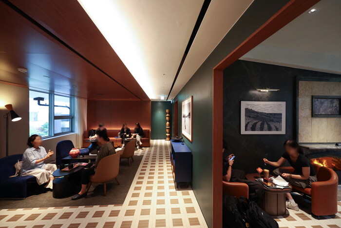 스타벅스 코리아가 지난 9월 12일 서울 중구 장충동 주택단지 내에 오픈한 10번째 리저브 매장인 스타벅스 리저브 장충라운지R점. 1960년대에 지어진 주택을 스타벅스 고유 정체성을 더해 재해석한 매장이며, 믹솔로지 바는 메인 공간인 1층에 마련되어있다. 사진=뉴시스.