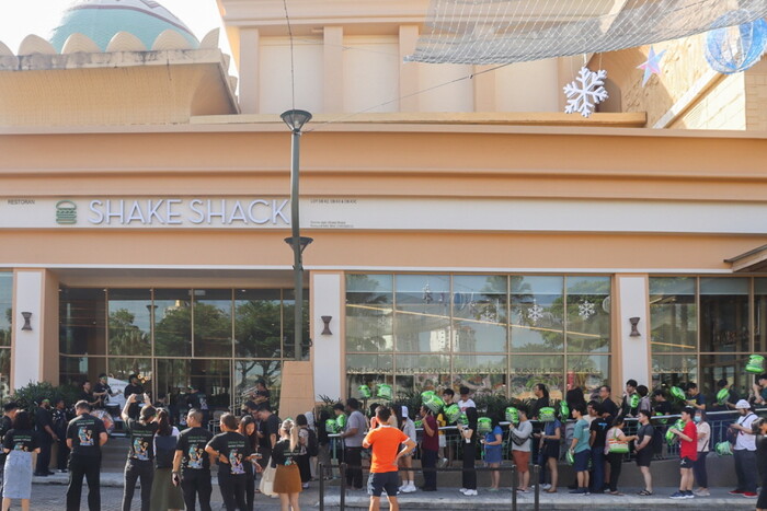 2호점도 오픈부터 장사진을 이루었다.