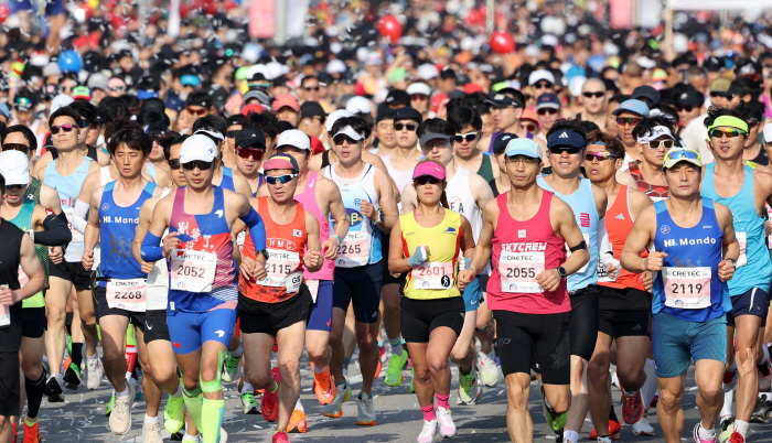 2024 대구국제마라톤대회가 열린 4월 7일 오전 대구스타디움에서 마스터즈 10km 종목에 출전한 선수들이 힘차게 달리고 있다. 뉴시스