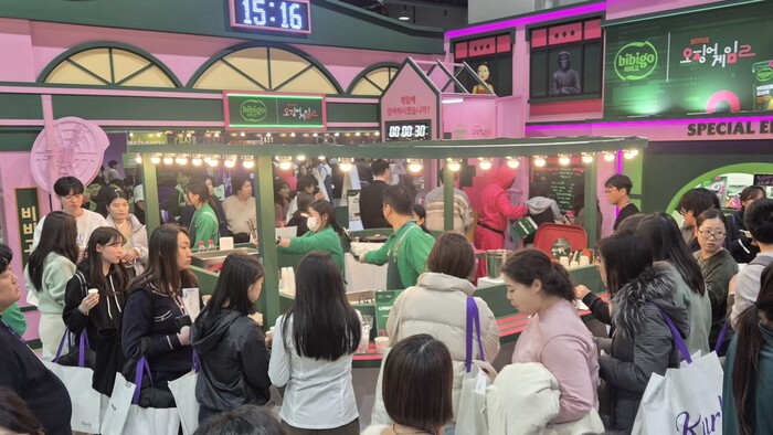 '컬리푸드페스타 2024' 행사장 내 CJ제일제당 부스를 찾은 방문객들이 비비고 제품을 시식하고 있는 모습. 사진=CJ제일제당 제공.