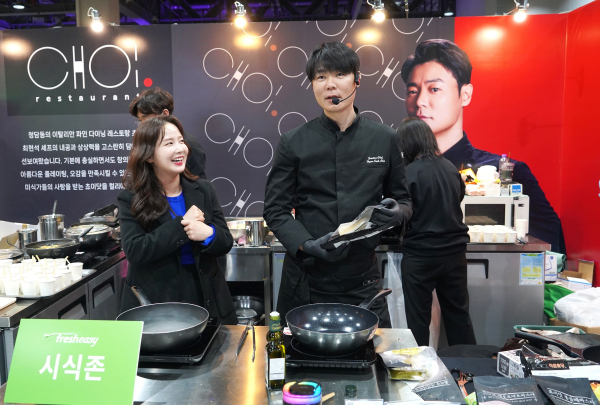 지난 21일 컬리푸드페스타 2024 프레시지 '쵸이닷' 부스에서 요리 시연을 하는 최현석 셰프. 사진=프레시지 제공.